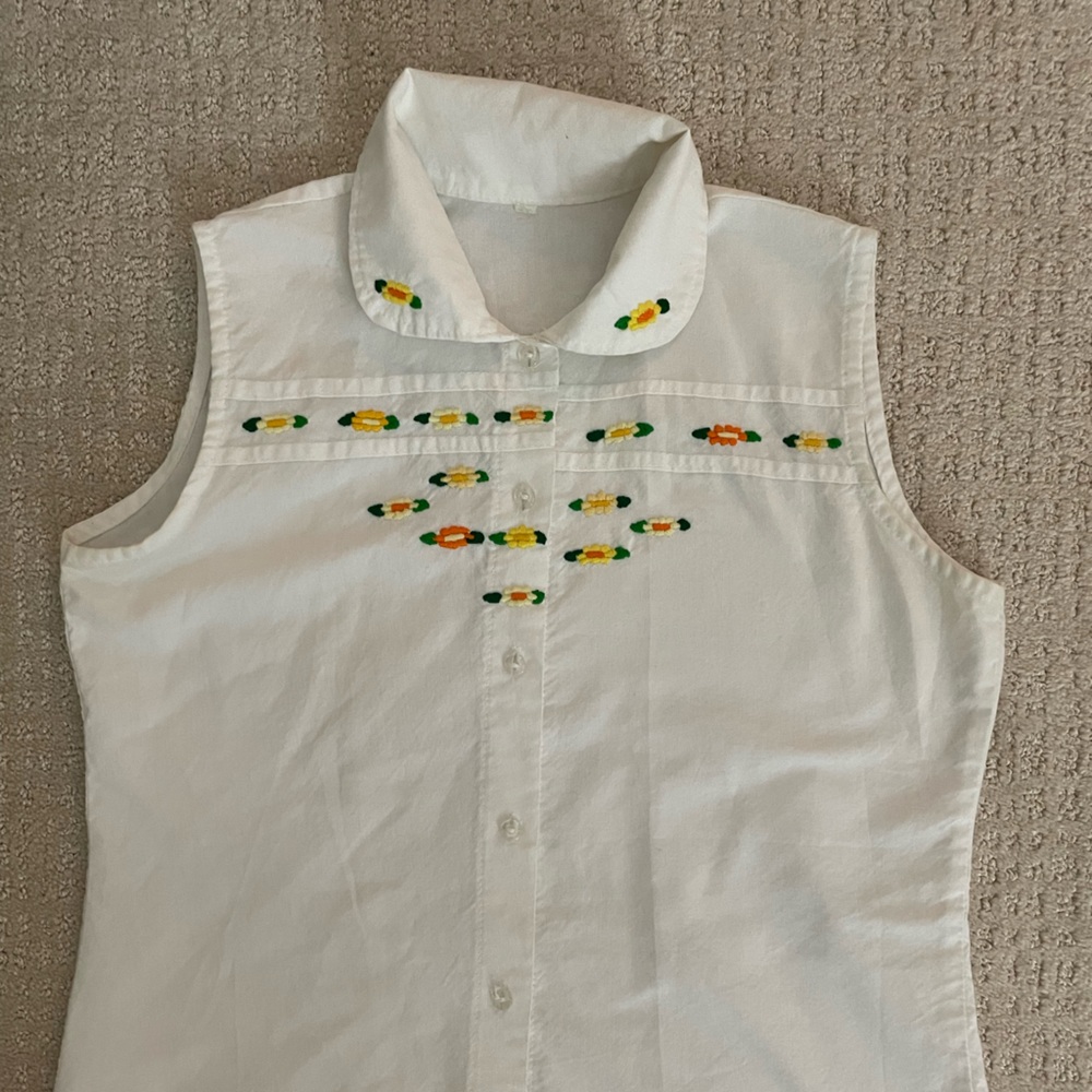 White linen Collared sleeveless blouse with embroidery